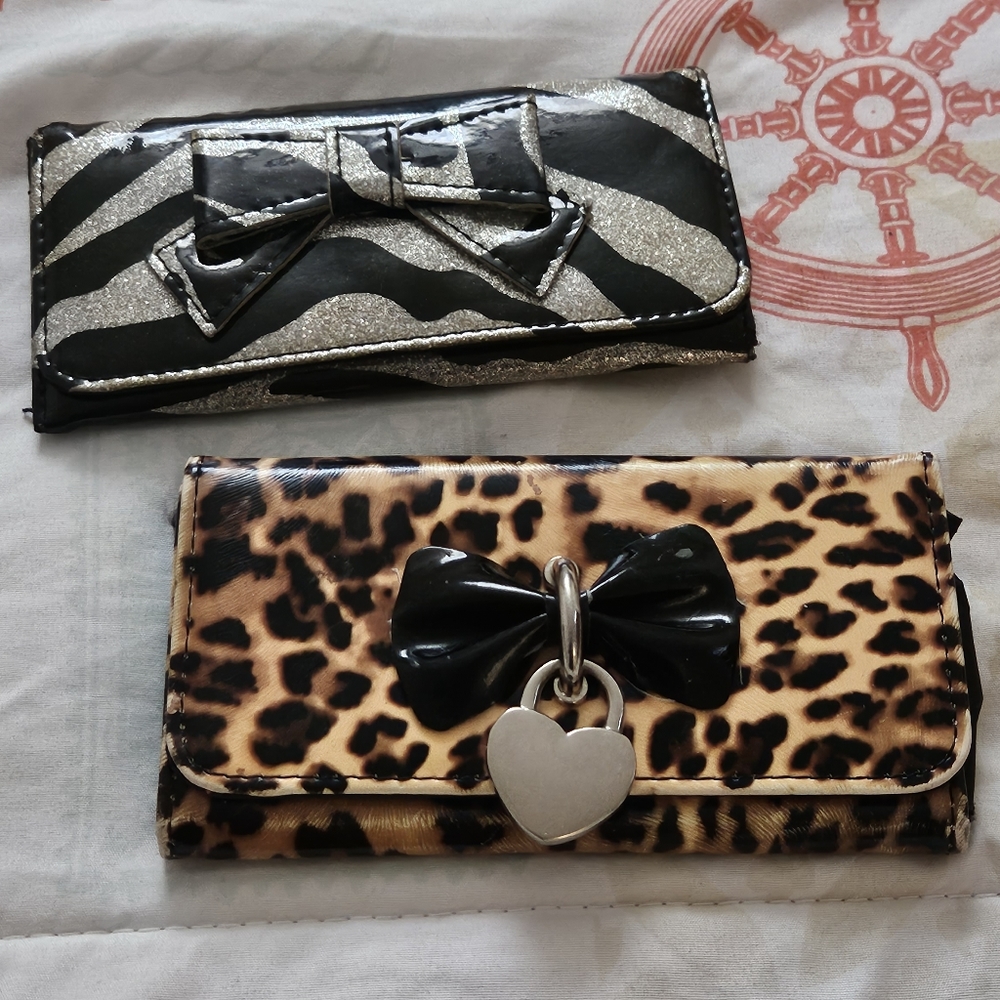 Free Bundle Item- 2 Trifold Wallets - image 8